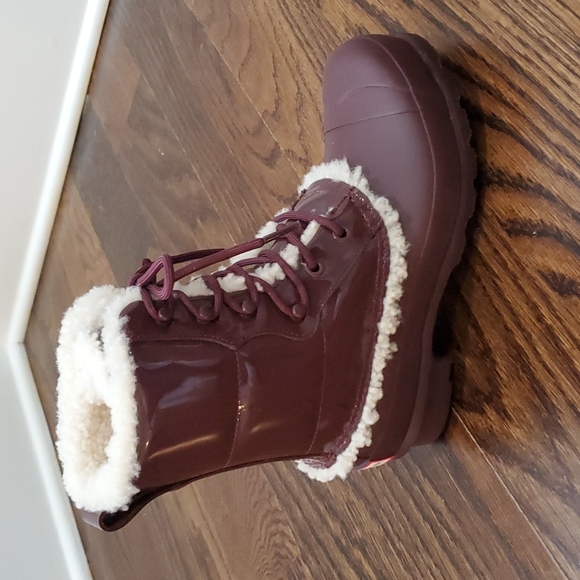 🎉🎉HP🎉🎉NWOT Hunter Rain/Snow Burgundy Boots with Fur Lining - Picture 1 of 9